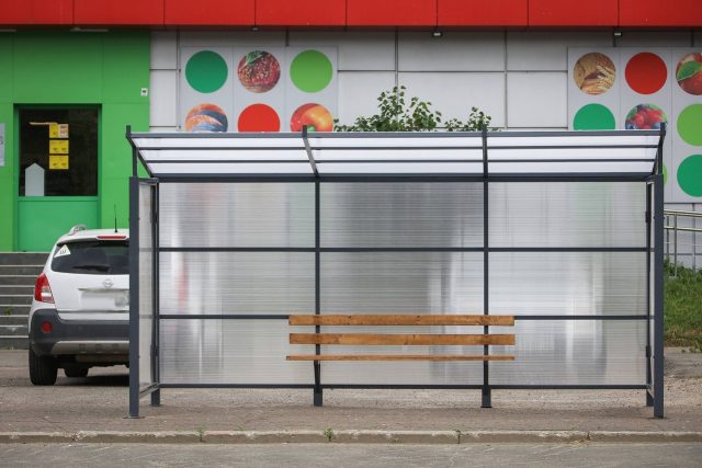 В Рыбинске устанавливают новые остановочные павильоны