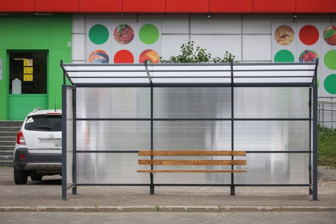 В Рыбинске устанавливают новые остановочные павильоны