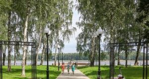 Обновленный Волжский парк украшают цветами