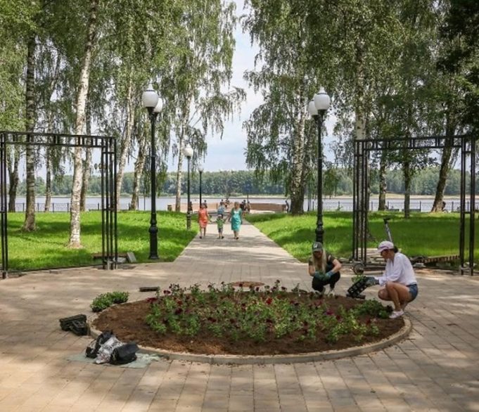 Обновленный Волжский парк украшают цветами