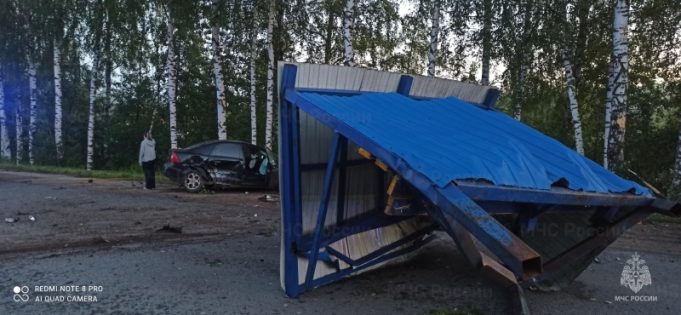 В Рыбинске иномарка снесла остановку