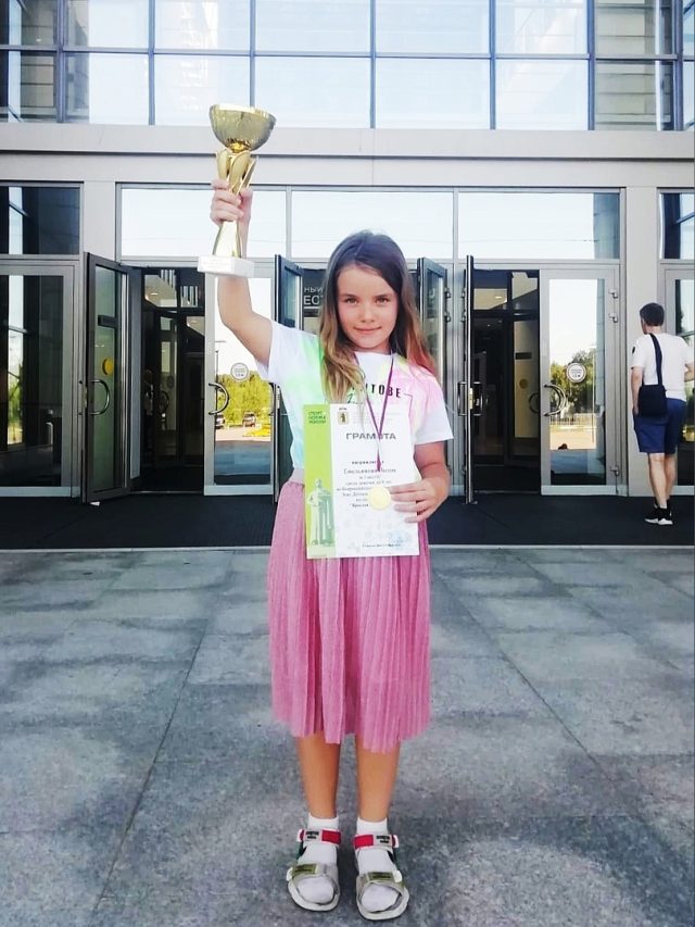 Юная спортсменка забрала золото в соревнованиях по шахматам