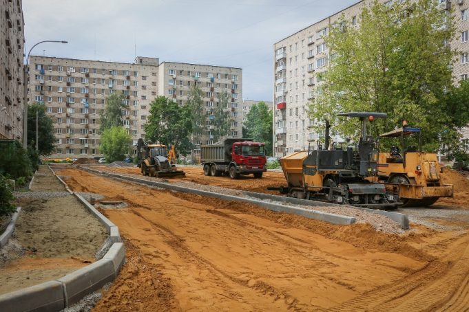 В Рыбинске ремонтируют один из самых крупных дворов этого года
