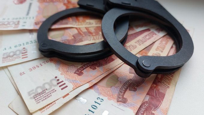 Жительница Рыбинска похитила у пенсионера 100 тысяч рублей