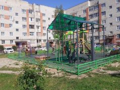 На детских площадках Рыбинска устанавливают ограждения