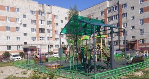 На детских площадках Рыбинска устанавливают ограждения