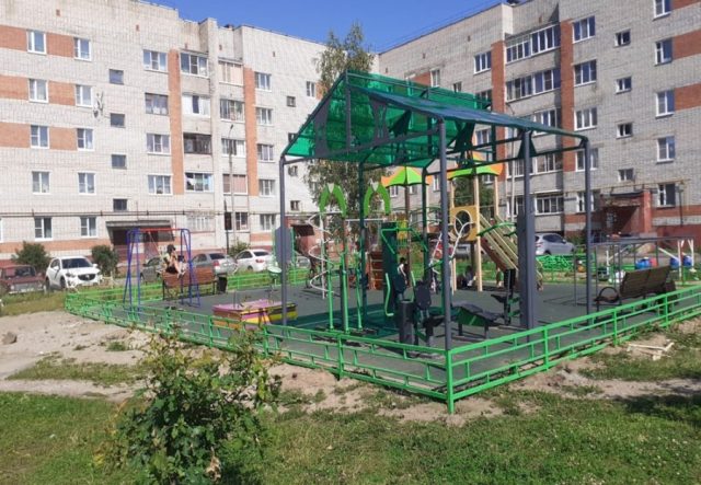 На детских площадках Рыбинска устанавливают ограждения