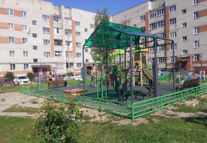 На детских площадках Рыбинска устанавливают ограждения