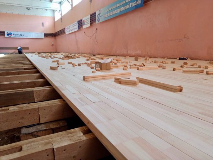 В спортзале «Авангард» заменят не только пол, но и улучшат освещение