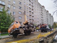 В Рыбинске строительный кран упал на жилой дом