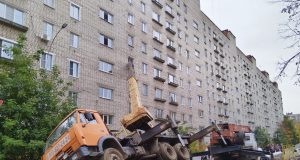 В Рыбинске строительный кран упал на жилой дом