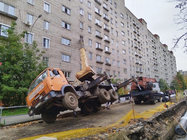 В Рыбинске строительный кран упал на жилой дом