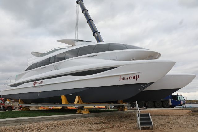 В Ярославле спустили на воду электрокатамаран для пассажирских перевозок