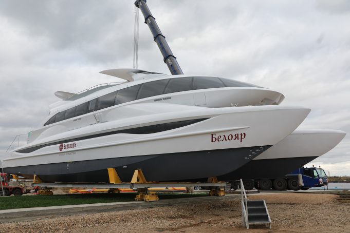 В Ярославле спустили на воду электрокатамаран для пассажирских перевозок