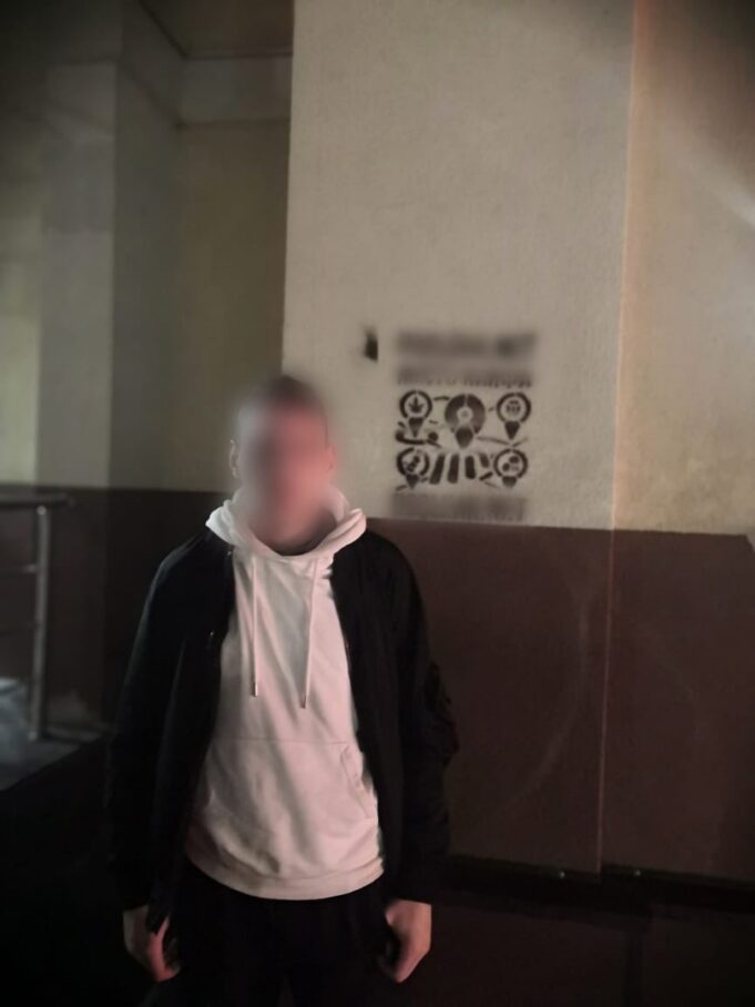 В Рыбинске задержали молодых людей, которые расписали нелегальной рекламой городские здания