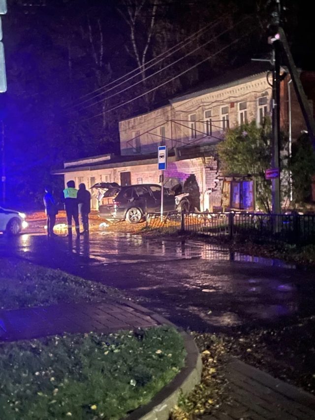 В Рыбинском районе погиб водитель, врезавшись в Дом культуры