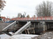 В Искре Октября ремонт моста через Коровку завершат к концу ноября
