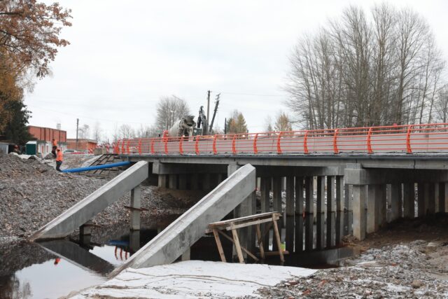 В Искре Октября ремонт моста через Коровку завершат к концу ноября