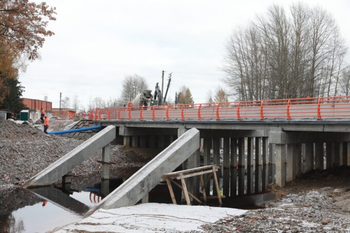 В Искре Октября ремонт моста через Коровку завершат к концу ноября