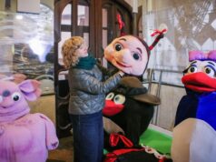 Рыбинский театр кукол передал четыре ростовые куклы для маленьких зрителей Запорожья
