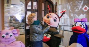 Рыбинский театр кукол передал четыре ростовые куклы для маленьких зрителей Запорожья