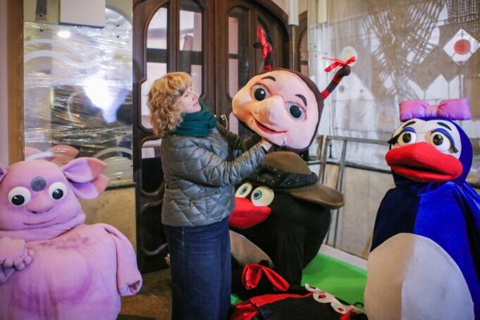 Рыбинский театр кукол передал четыре ростовые куклы для маленьких зрителей Запорожья