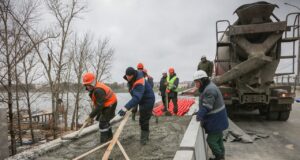 На волжском мосту активно бетонируют тротуары