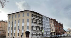 Фасад дома на Чкалова, 1, который пострадал при пожаре, привели в порядок. Что же дальше?