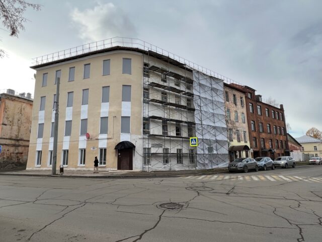 Фасад дома на Чкалова, 1, который пострадал при пожаре, привели в порядок. Что же дальше?