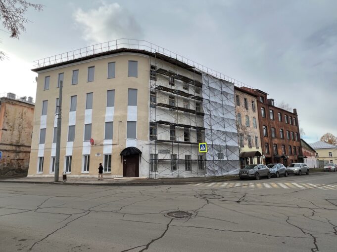 Фасад дома на Чкалова, 1, который пострадал при пожаре, привели в порядок. Что же дальше?