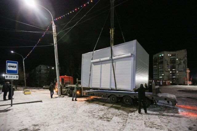 Остановочный павильон с площади маршала Жукова увезли на Слип