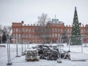 На площади Дерунова начали строить каток