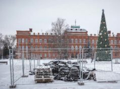 На площади Дерунова начали строить каток