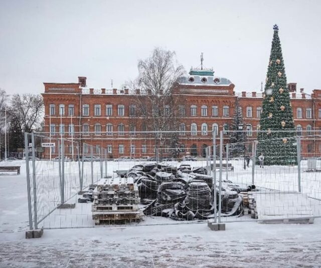 На площади Дерунова начали строить каток