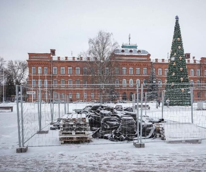 На площади Дерунова начали строить каток
