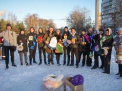 Юные рыбинцы украсили елку на Скомороховой Горе