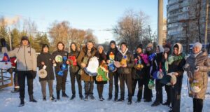 Юные рыбинцы украсили елку на Скомороховой Горе