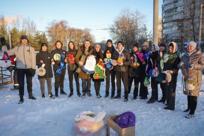 Юные рыбинцы украсили елку на Скомороховой Горе