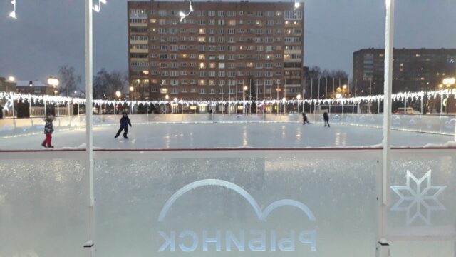 В Рыбинске открыли каток на площади Дерунова