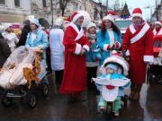 Колонну Дедов Морозов в Рыбинске украсят участники с маленькими детьми