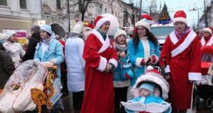 Колонну Дедов Морозов в Рыбинске украсят участники с маленькими детьми