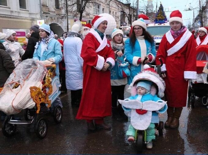 Колонну Дедов Морозов в Рыбинске украсят участники с маленькими детьми