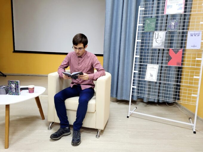 Взгляд «Через зеркало» рыбинского писателя