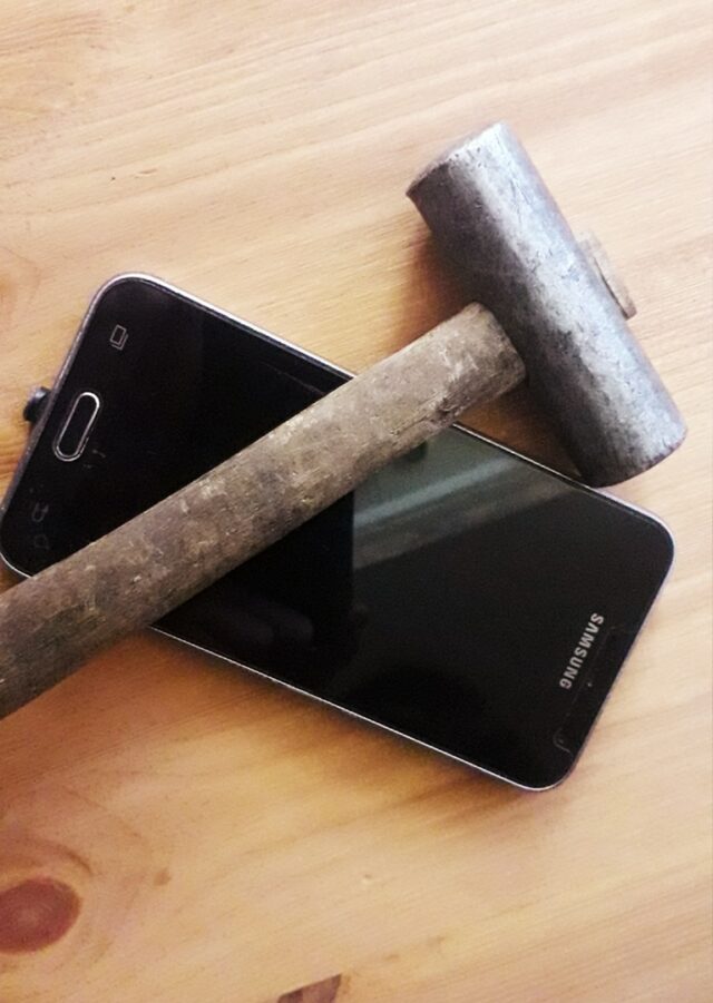 Телефоны убрать, труд вернуть