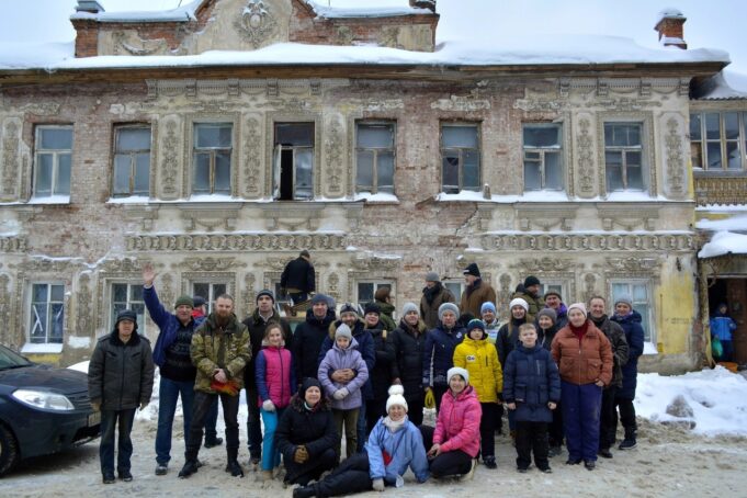 Рыбинские энтузиасты провели первый субботник в доме Первова