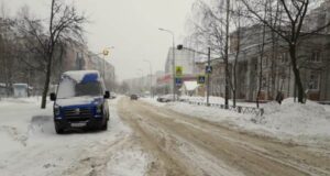 Жителей Скомороховой горы просят убрать автомобили с улицы Моторостроителей