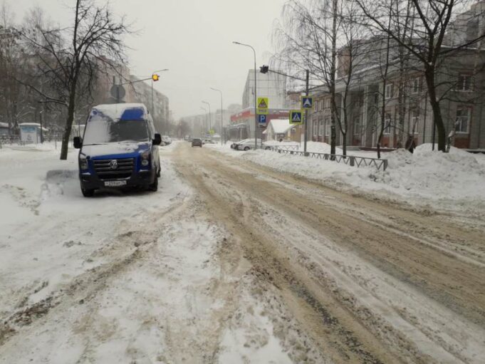 Жителей Скомороховой горы просят убрать автомобили с улицы Моторостроителей