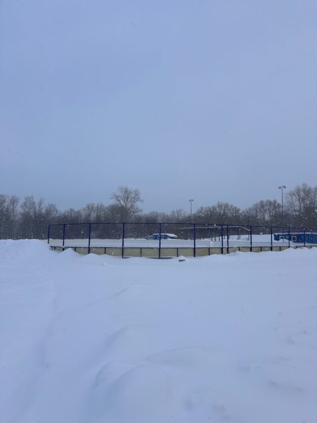 На стадионе «Восход» в Гагаринском районе начал работу каток