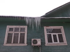 Рыбинцам разъяснили, как действовать, если с крыш угрожающе свисает наледь