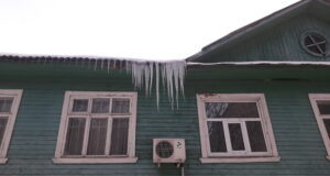 Рыбинцам разъяснили, как действовать, если с крыш угрожающе свисает наледь